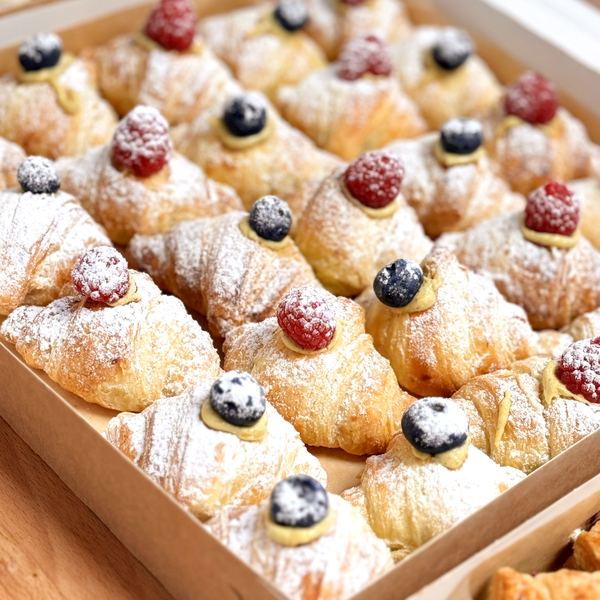 Mini croissant box pistacjowy